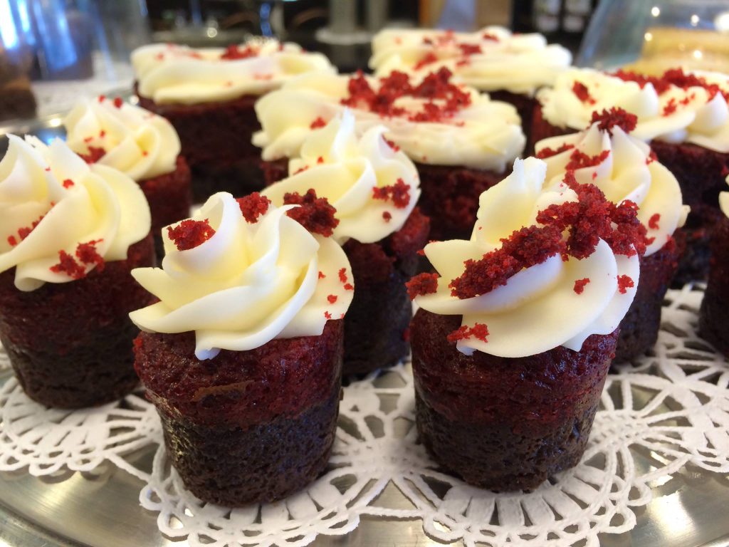 red velvet cupcakes: photo via Creme de la Cookie/Facebook
