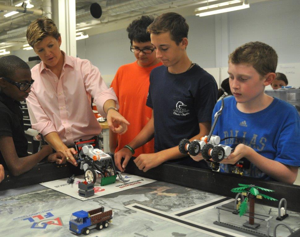 Parish Episcopal and Marsh students working on robotics during a recent summer camp: Photo via Parish Episcopal