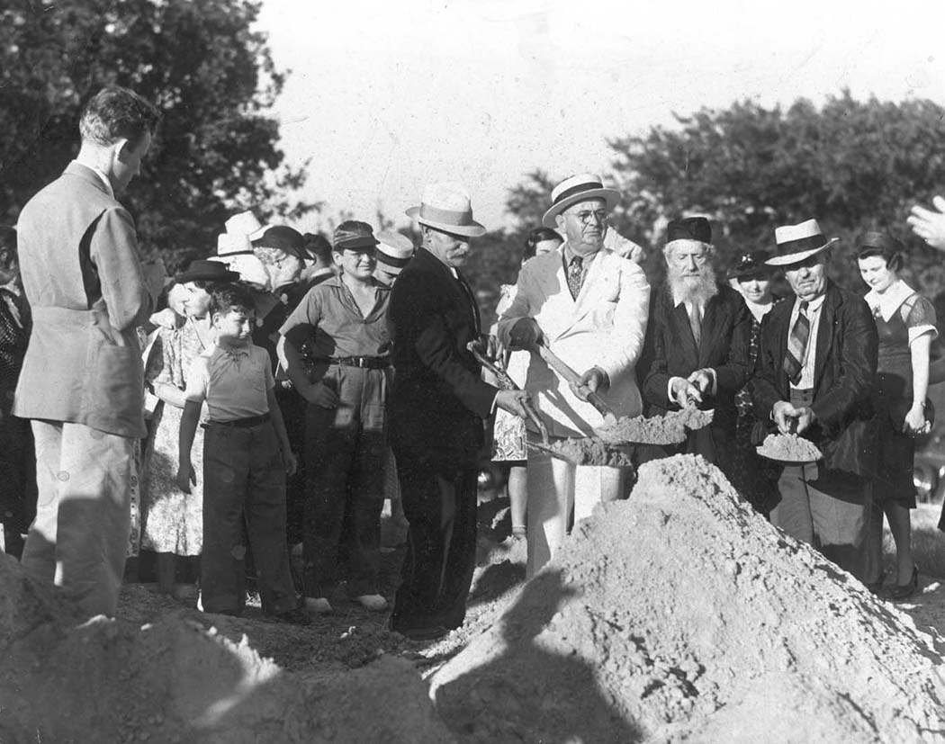 Tiferet Israel’s groundbreaking ceremony at Grand Avenue and Edgewood Street in 1937. (Photo courtesy of The Dallas Jewish Historical Society)